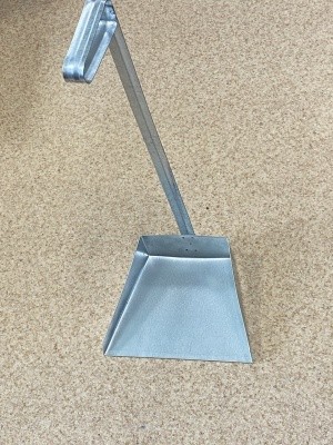 Совок оцинк. с металл. вертик. ручкой, 70см  Совок оцинк. с металл. вертик. ручкой, 70см