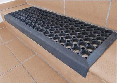 Коврик напольный "ступенька" 26х80см (резиновый, ячеистый)